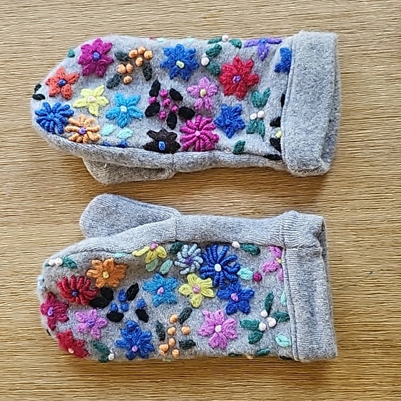 Hand Made 1 of a Kind 100% Wool Hat and Bernie Mittens - Picture 3 of 6